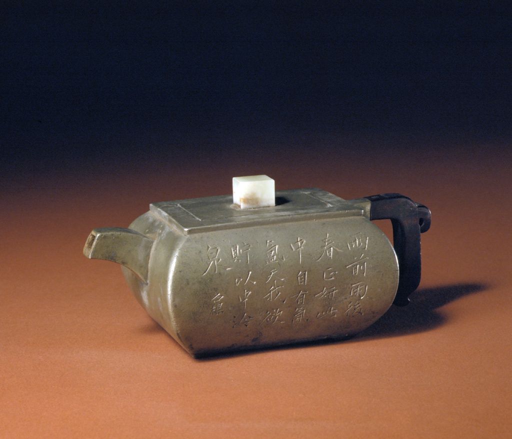 图片[1]-A tin pot carved with plum flowers and poems by Zhu Jian-China Archive